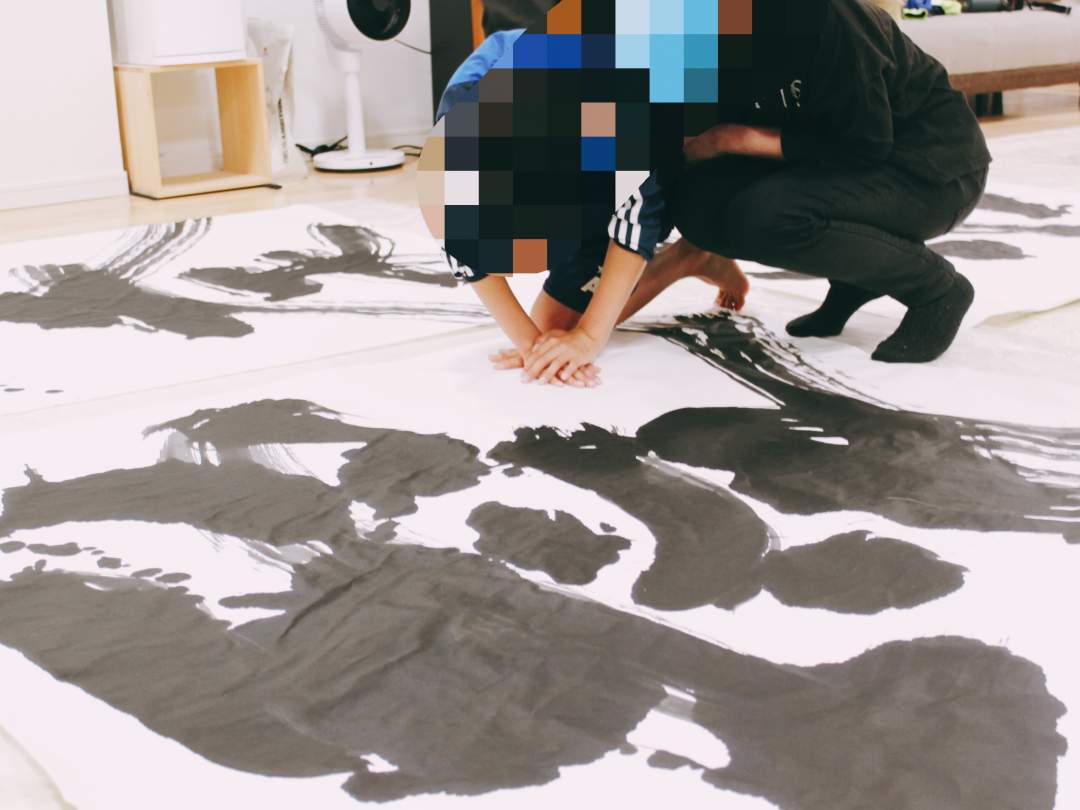 家族で仲良く手形はんこを押し中