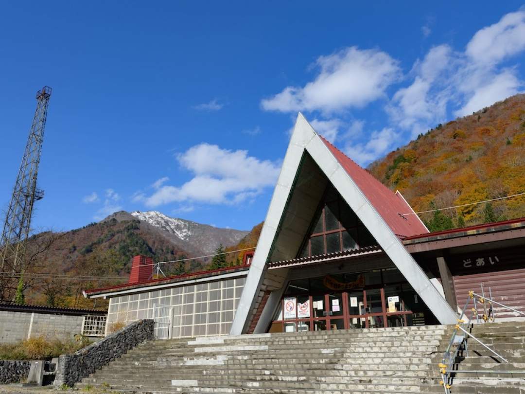 山奥の無人駅にもかかわらず、人で賑わう駅があります。
赤い三角屋根の駅舎に「どあい」の看板がチャームポイント、JR上越線・土合駅。

「谷川岳登山への玄関口」として、かつての登山ブームの際には乗客でプラットホームが溢れる土合駅でしたが、現在では無人駅に。長年運行を見守ってきた駅舎も、哀愁を漂わせる様子でした。

2020年、そんな土合駅にカフェを併設したグランピングの宿泊施設・DOAI VILLAGEが誕生。
「僻地の何にもない場所」と言われてもおかしくなかった土合駅が賑わいを取り戻した理由は…？