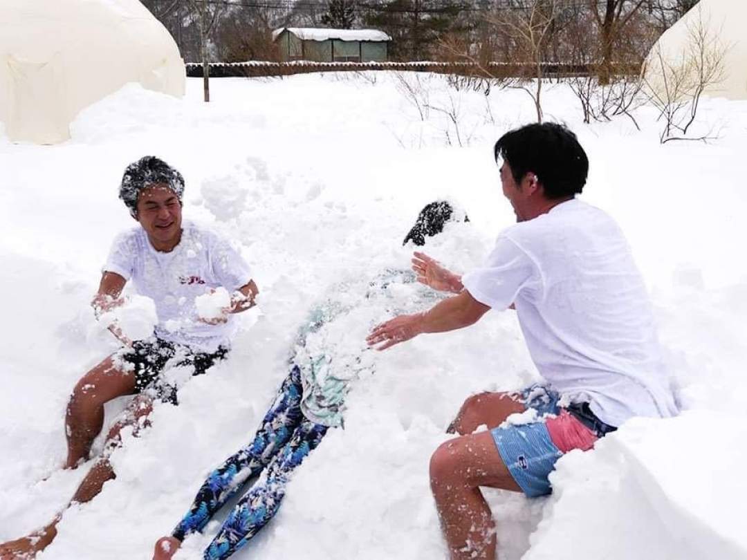 DOAI VILLAGEの魅力のひとつ！通常は宿泊客の方だけに提供しているフィンランド式サウナを「みなかみウォーターツーリズム」限定で体験できます！
フィンランド式サウナは、日本の一般的な「乾式サウナ」とは違い湿度の高いサウナ。
薪をくべたストーブ上で熱々になったサウナストーンに水をかけて蒸留気を発生させます。

薪の炎で暖められた室内は90℃ほどに達しますが、「暑い！！！」というよりもリラックスできる感じ。ぼーとしている内にじんわりと、身体が芯の芯まで温まります。

外気浴も非日常！冬季は氷点下にも及ぶ中、腰まで積もった雪の中にダイブ！！整う、以上の体験をぜひお試しください。