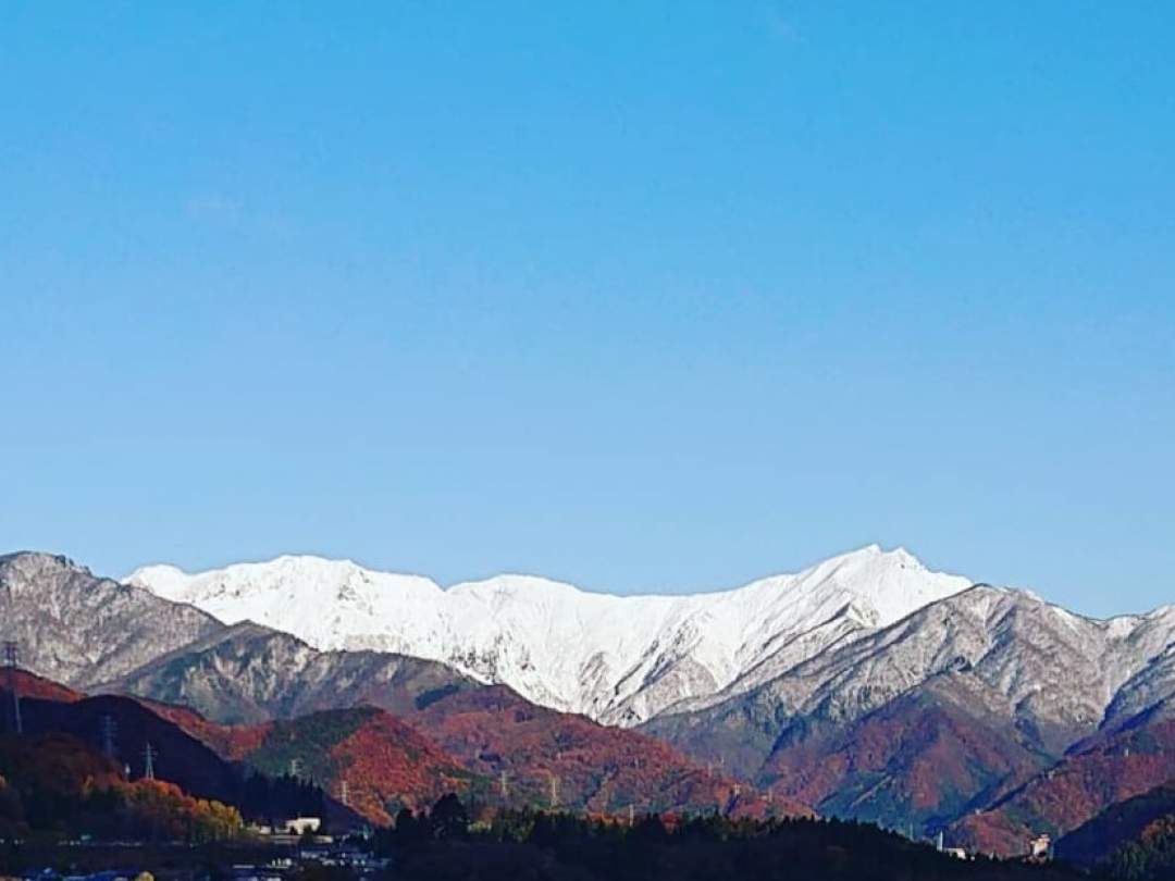 まぶしい夏の新緑、秋の深い紅葉、厳かな雪景色、一瞬の朝焼け、夜へと向かう夕焼け。一度として同じグラデーションはありません。

毎日違う表情に心ときめきながら日々を過ごし、日常のふとした時に「この色合いで表現したらどうだろう。」とイメージが思い浮かび作品へと落とし込んでいきます。

「今はものすごく大きな作品を作ってみたいです。部屋一面くらい大きな。」
その作品が風に揺れたり、光に透けたり、川の流れの中にあったり、そんな姿を見てみたいというイメージがあると言います。裕希江さんの作品は、みなかみの自然と共にあるかのようです。