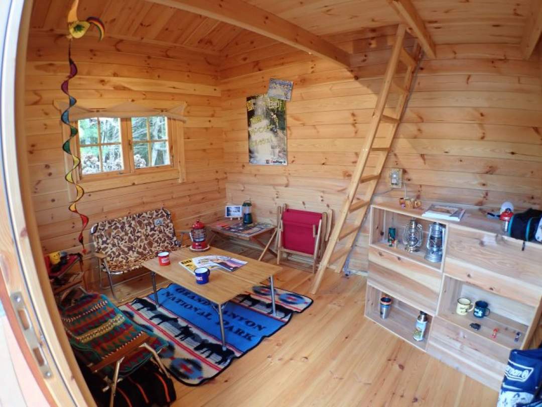 当店山小屋風ログハウスでお着換え、ツアー後の休憩等できます。アウトドアな空間でおくつろぎください。