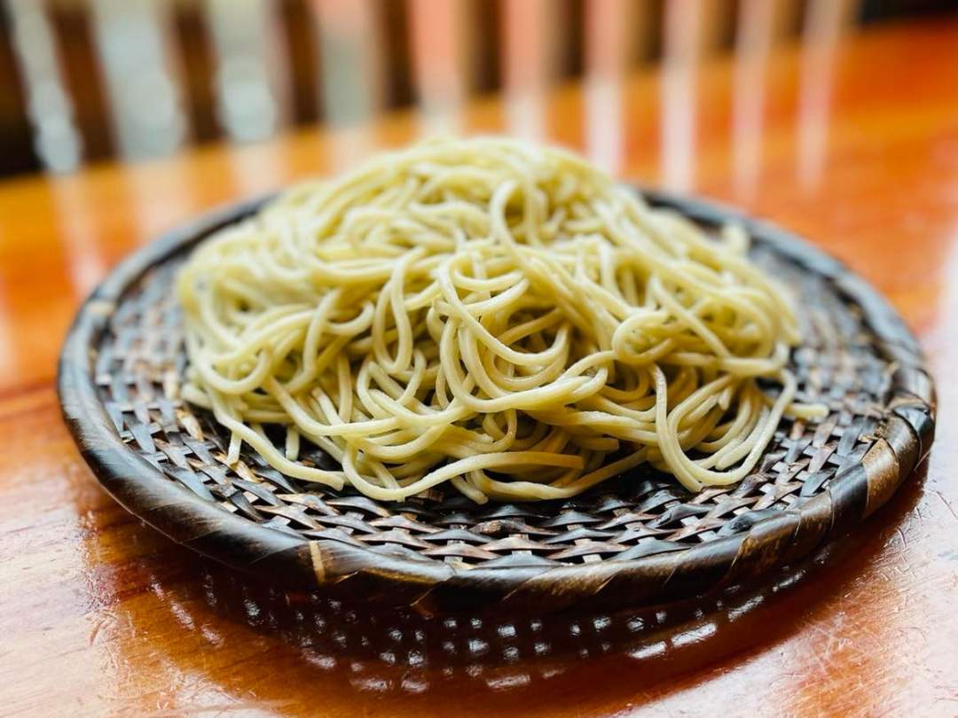 くぼ田のお蕎麦、実はその50％はみなかみが誇る利根川源流の水でできています。
まず、そばを打つ際、麺は加水により45％ほどの水分を含み、さらにゆで汁を吸うことで出来上がりには50％ほどの水が封じ込められます。

利根川源流の良質な水をふんだんに使ったみなかみ産の蕎麦粉と米粉からつくられたくぼ田のお蕎麦。
ミネラルをふんだんに含んだ生まれたての源流水で、
みなかみウォーターツーリズム限定で店主が腕をふるう「蕎麦づくし」メニューをお楽しみください。