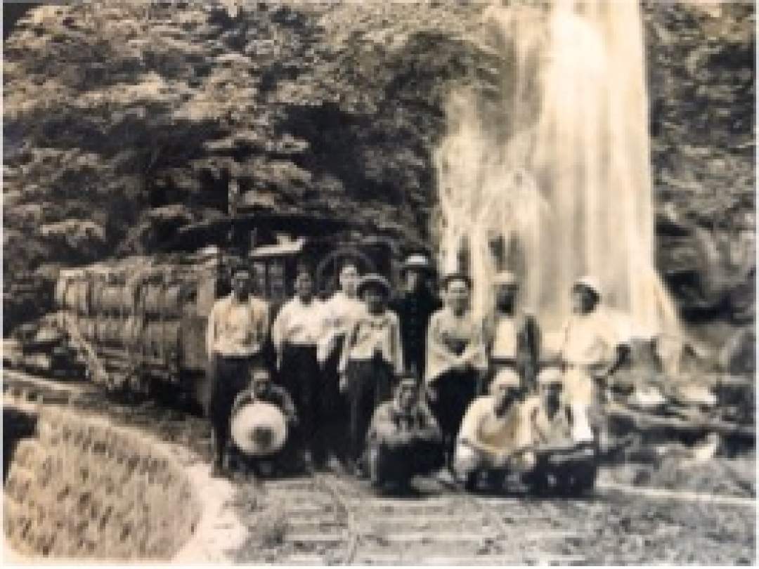 磐梯山の噴火から３７年後、前橋営林局喜多方営林署（後に猪苗代営林署）は大正１４年（1925）に猪苗代駅前から、小野川の奥深い場所までの森林鉄道を開通させました。大正14年からの森林鉄道は、日清・日露戦争後の国力増強の時期に、建築資材としての木材、国民生活に欠かせない薪炭、当時軍事的な意味が大きかった鉄道敷設に必要な枕木などの供給源として、吾妻山の山麓に総延長40キロにも及ぶと思われる軌道を敷設。