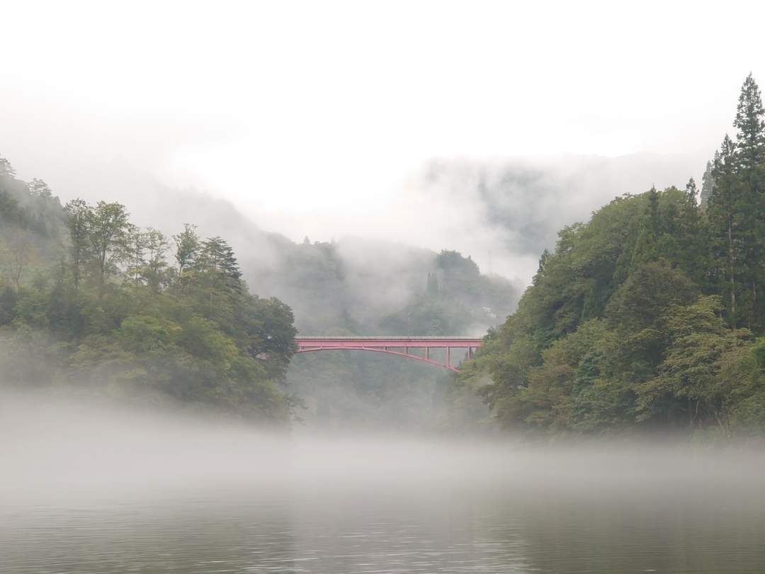 10月でも条件が揃えば、川霧のなかで楽しめる霧幻峡カヤックツアー