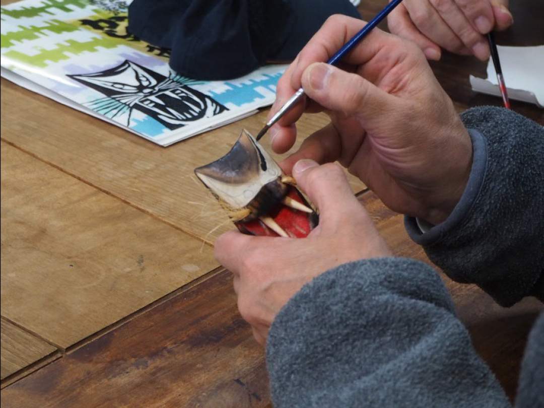 形を整えたあとに顔を描きます
怖い顔にできるでしょうか…