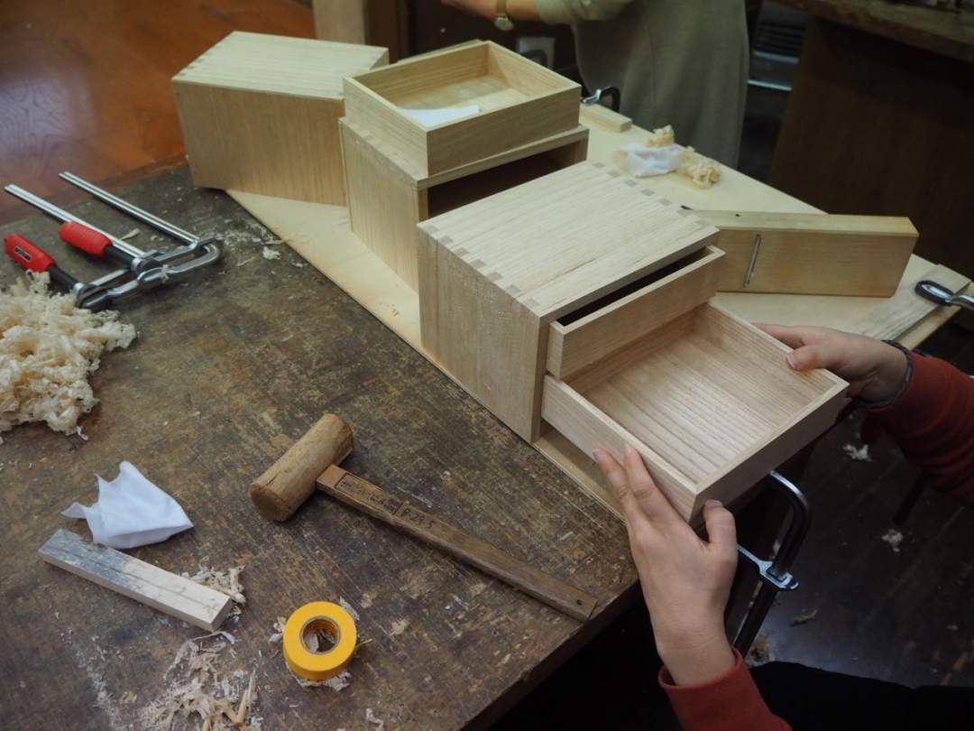 抽斗(ひきだし)の仕込み
鉋で少しずつ削って入り具合を調整します