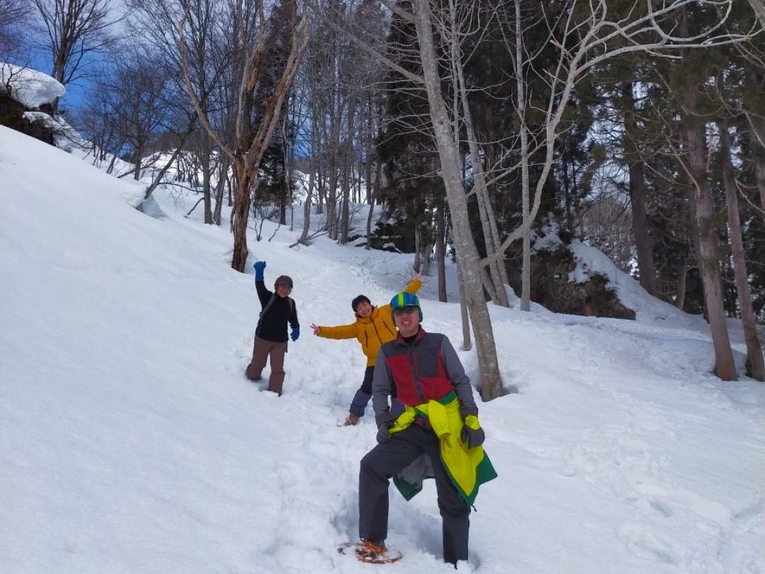 コース中盤は雪の斜面！かんじきで雪を踏み固めながら登っていきます。