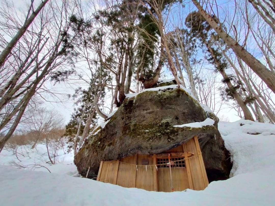 往復目的地の三石神社まで○m。意外と雪山って登れちゃうんです。
三石神社は縁結びの神様。いろんなご縁に恵まれるようお祈りして帰り道となります。