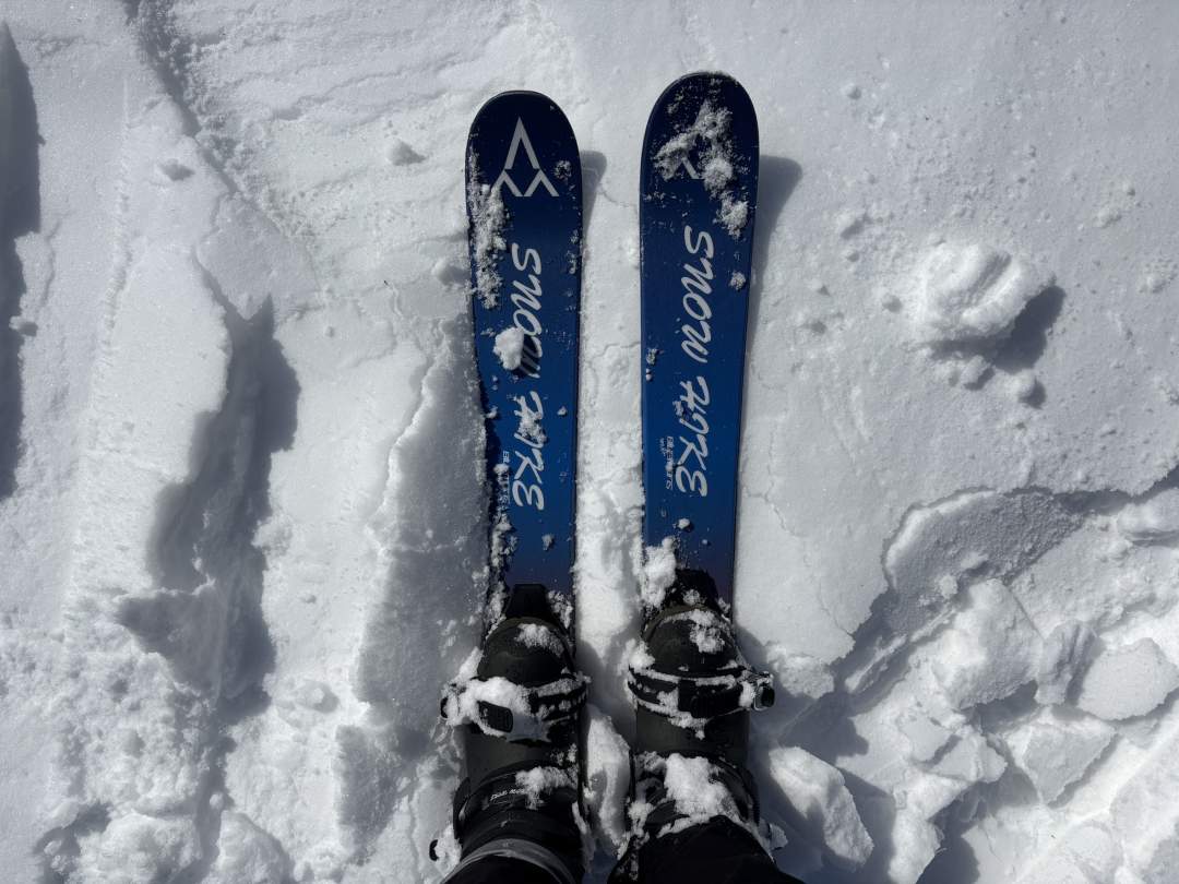 長靴や登山靴で履けるスキーを使って雪原や林道を散策します。