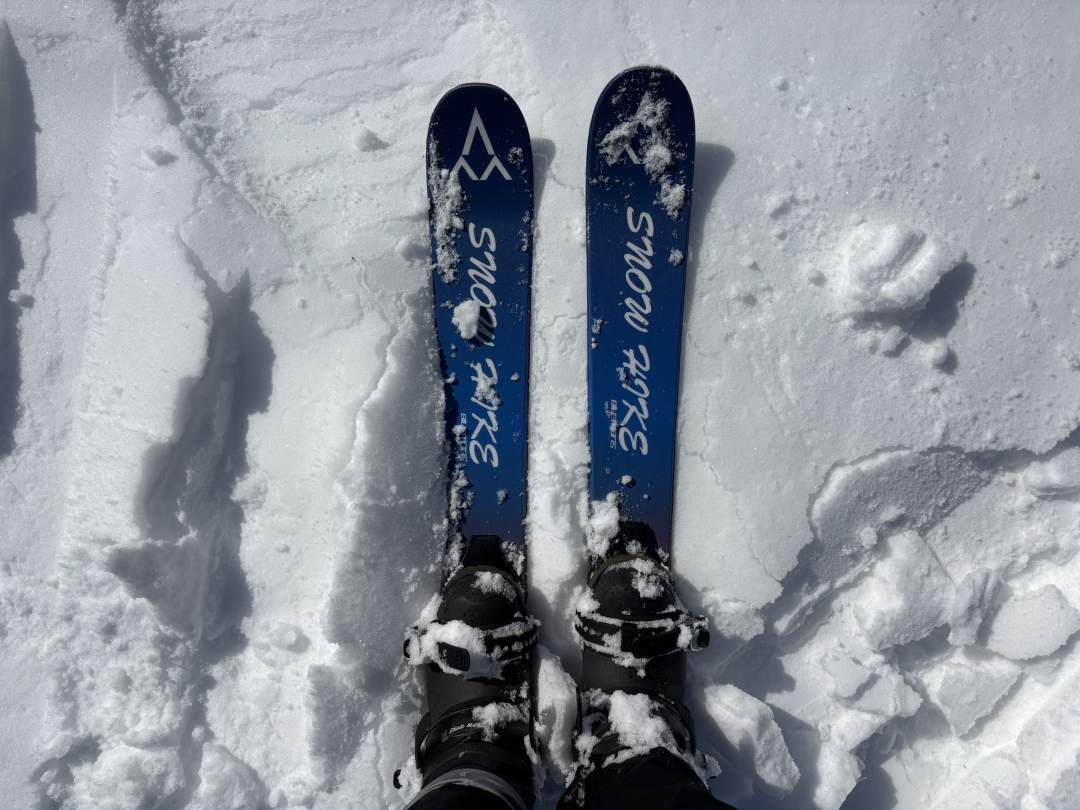 長靴や登山靴で履けるスキーを使って雪原や林道を散策。