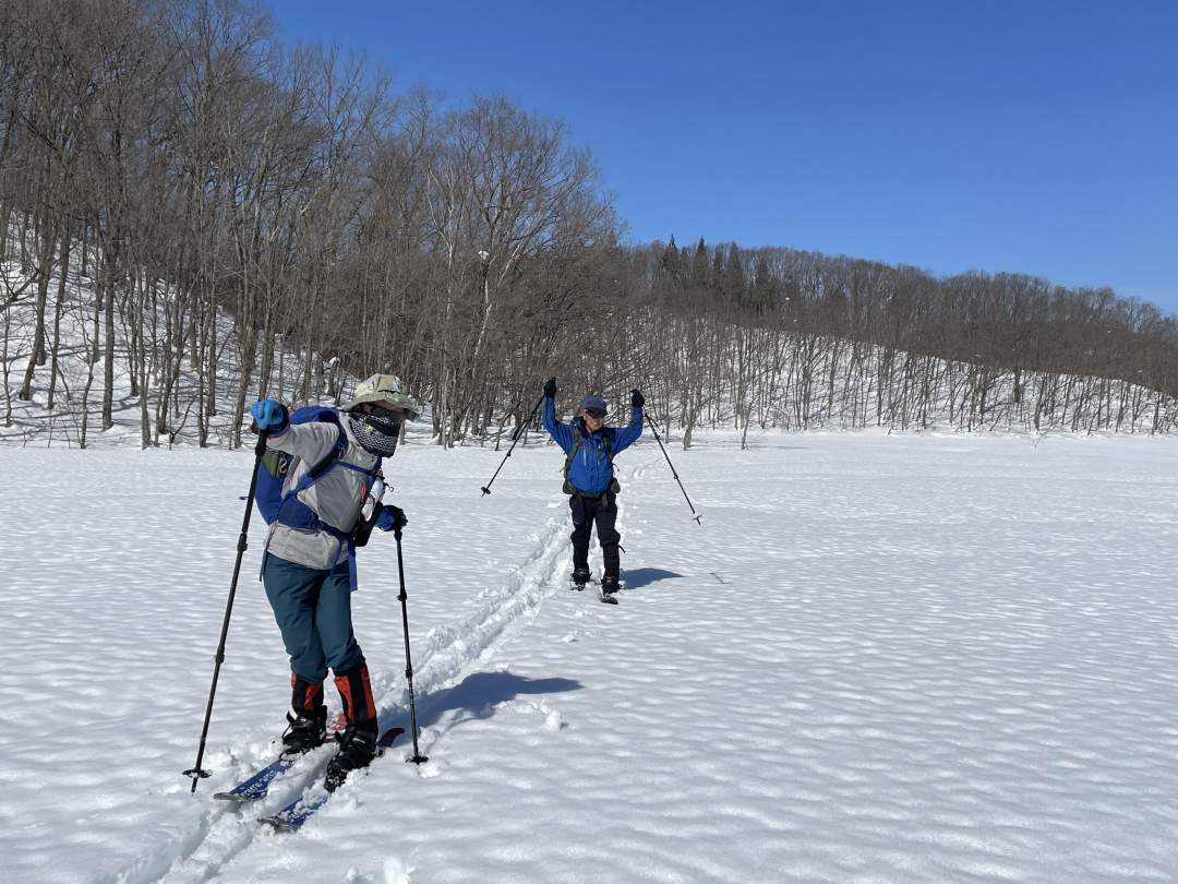 大雪原に自分だけのトレースを刻む。
緩やかな斜面は初心者にも安心です。