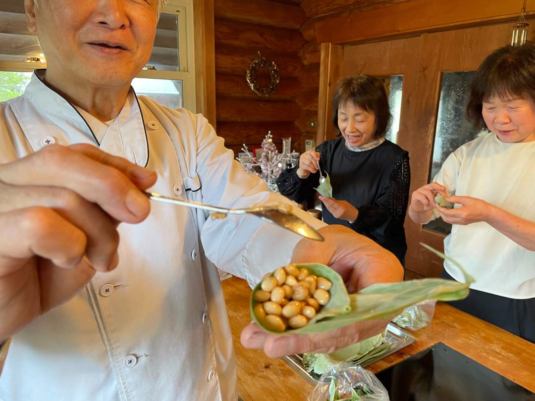 煮た大豆を包む納豆容器を笹で作ります。あーなんてSDGsなんでしょうか。