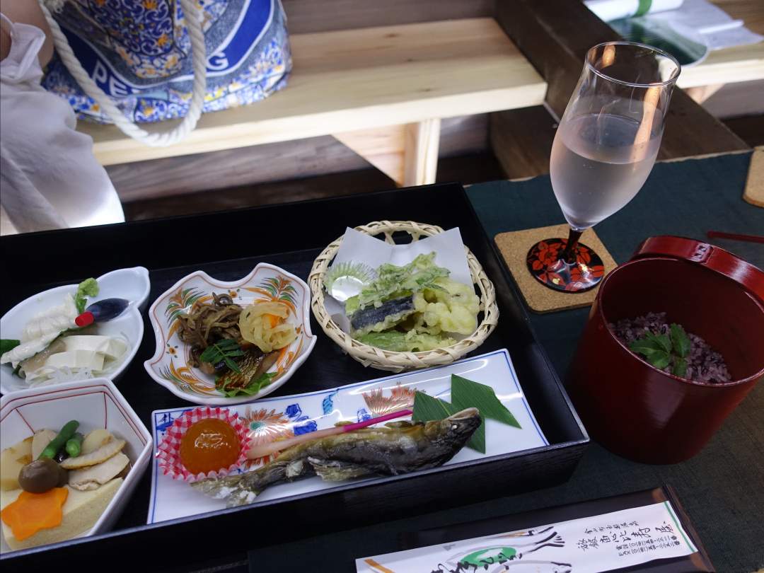 地域の食材・伝統料理を屋形船で。霧幻峡特別船「青漆」で進むナイトタイムツアー