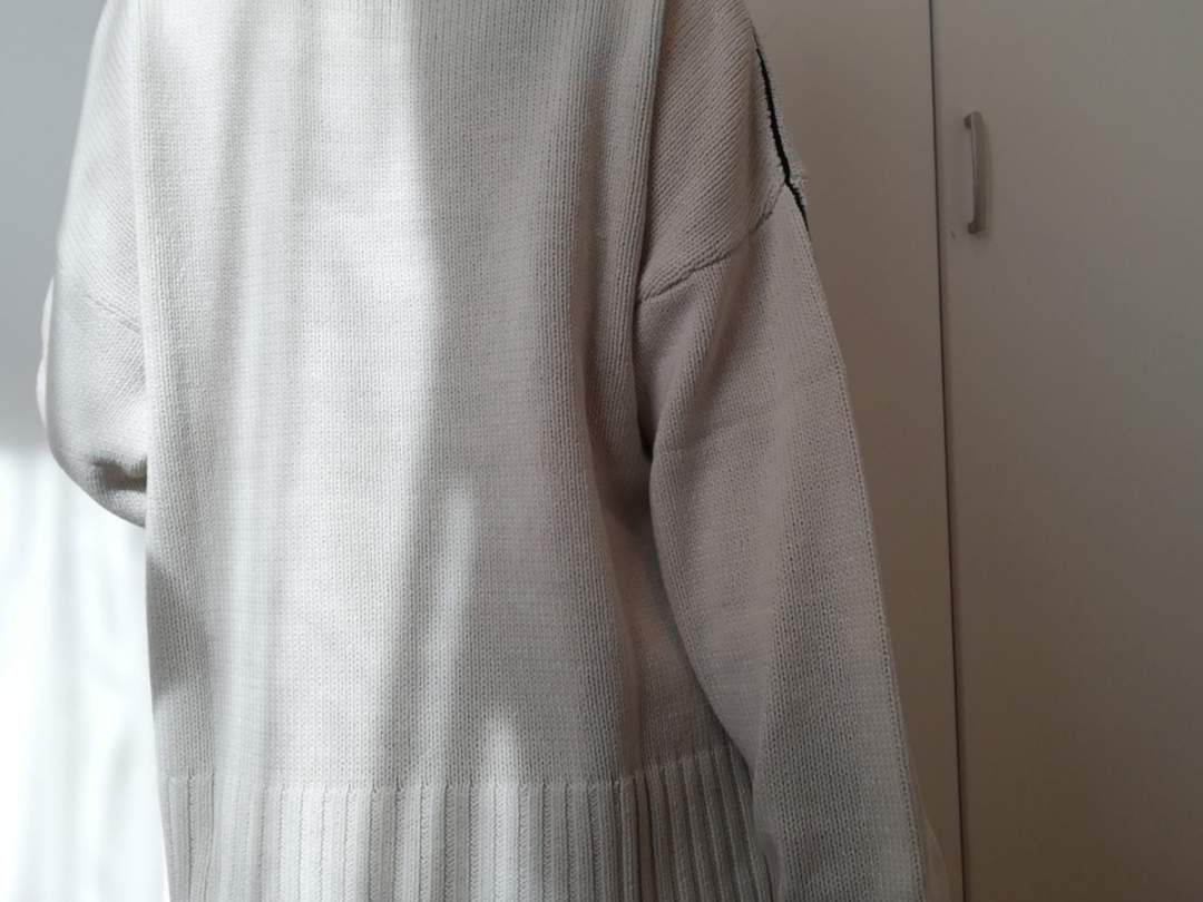 ラインがアクセントに♡バイカラーラインニット