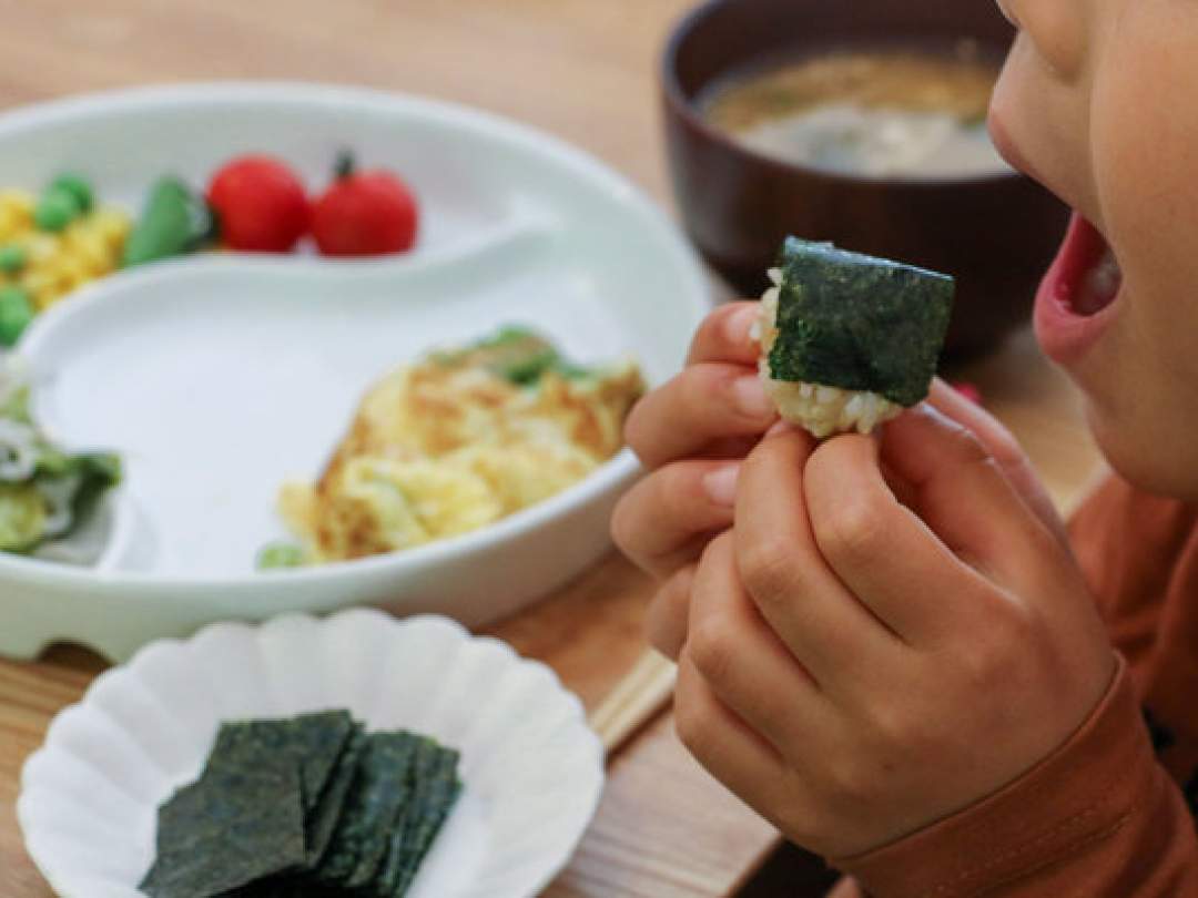 小さな子供が口に運べるサイズ、自分で小さなおにぎりを作れるサイズにこだわりました。約３センチx５センチの長方形です。 気づくとひとりでごはんを食べ進めます。忙しいお母さんはとても助かります。