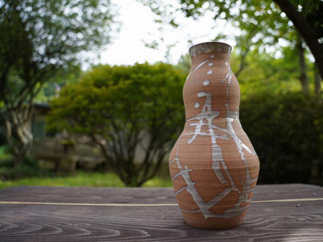 抽象的な釉掛け模様が印象的な花瓶になります。