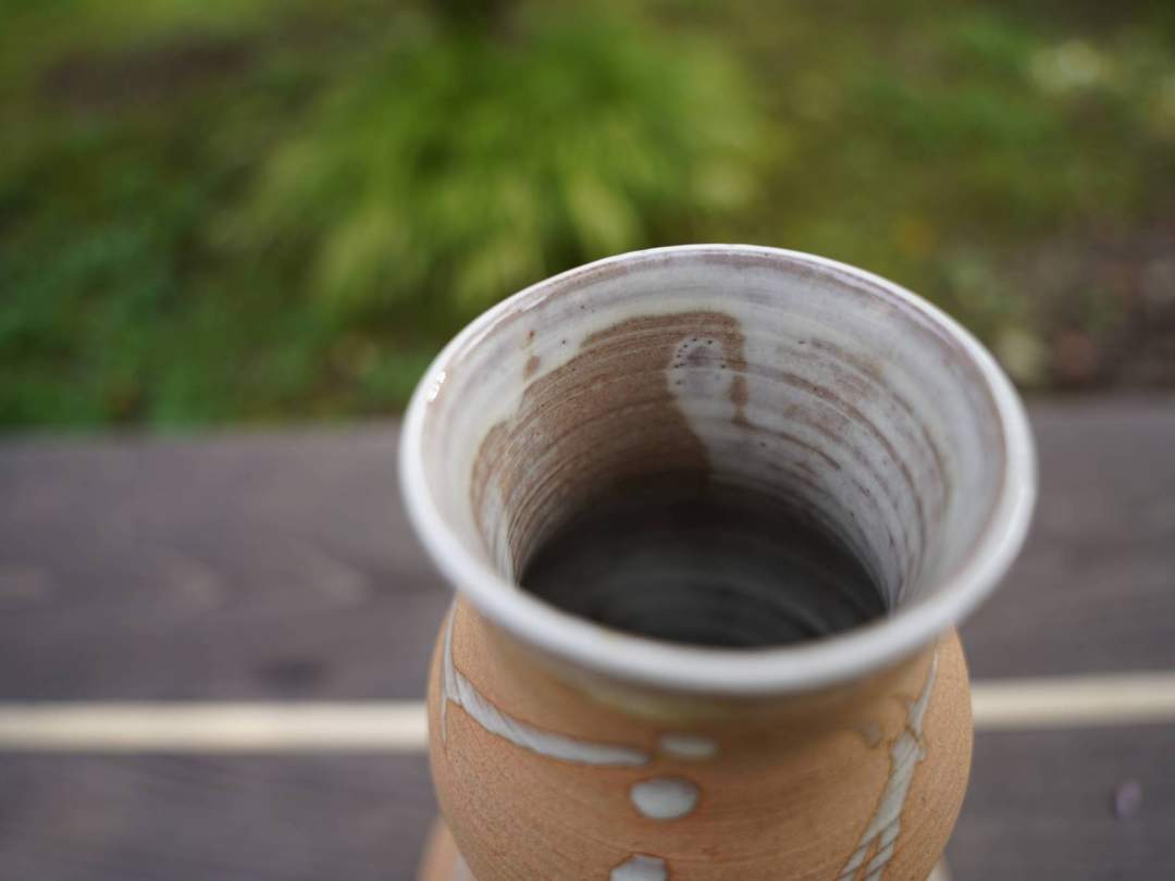 花瓶の中は釉薬を塗って仕上げてあります。