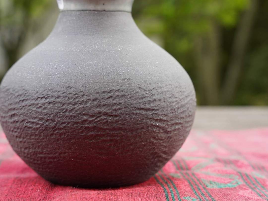 花瓶表面には細かい模様があしらってあります。