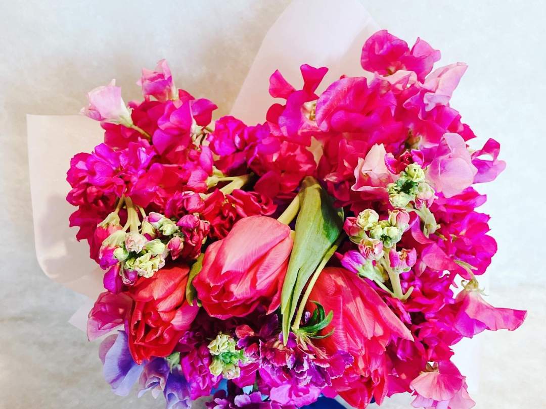 ¥16,500
愛に繋がる花言葉と季節のお花を沢山使っています。
