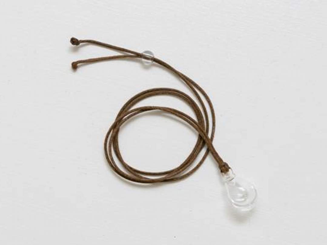 1.スポイトを使い、容器からアロマオイルまたは香水を少量吸い出します。
2.アロマペンダントの開口部からスポイトを差し込み、1、2滴垂らします。
3.身につけると体温や気温で温まり、ほのかに香ります。
※激しく動いたり横になったりすると、アロマがこぼれる原因となります。