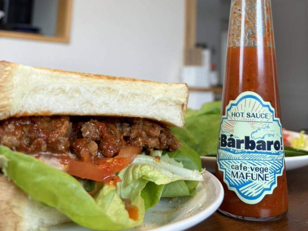 手作りハンバーグサンドにひとかけっ
辛味と酸味が肉の旨味を引き出します。