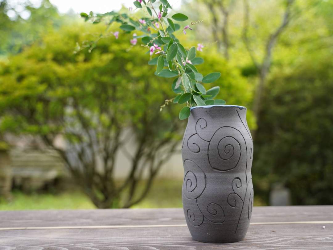 削り模様の黒い大きな花瓶