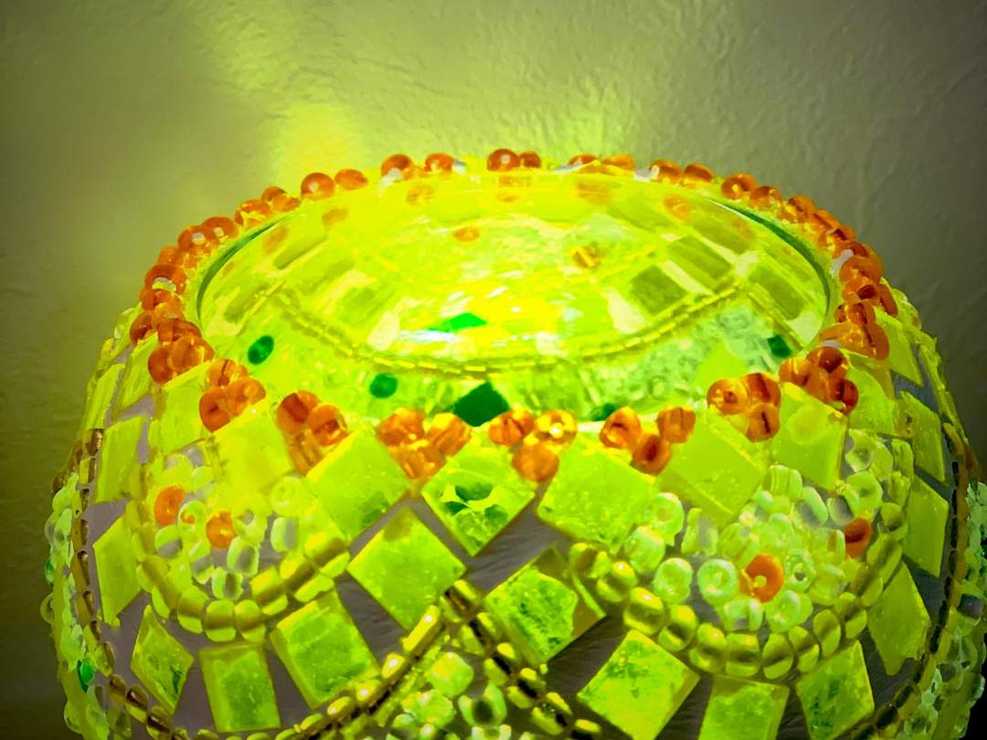 写真はLEDを使用
キャンドルを灯すともっと柔らかい灯りになります。
人気の真珠貝デザイン