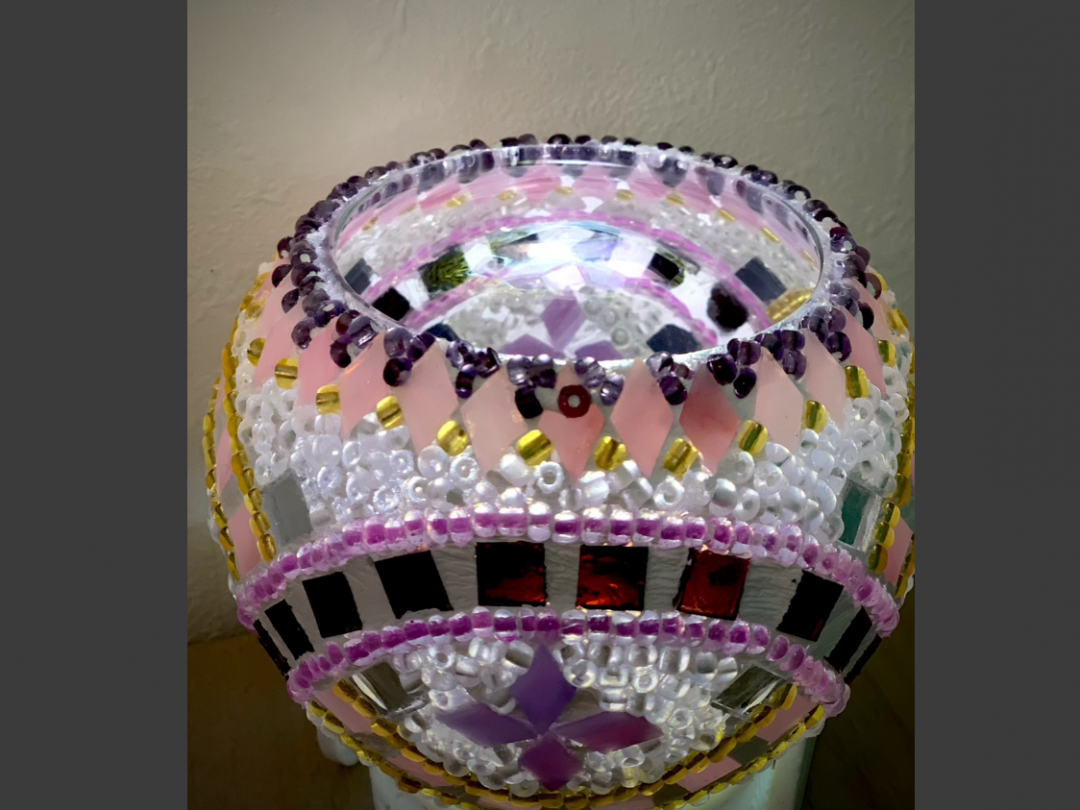 写真はLEDを使用
キャンドルを灯すともっと柔らかい灯りになります。
人気の真珠貝デザイン