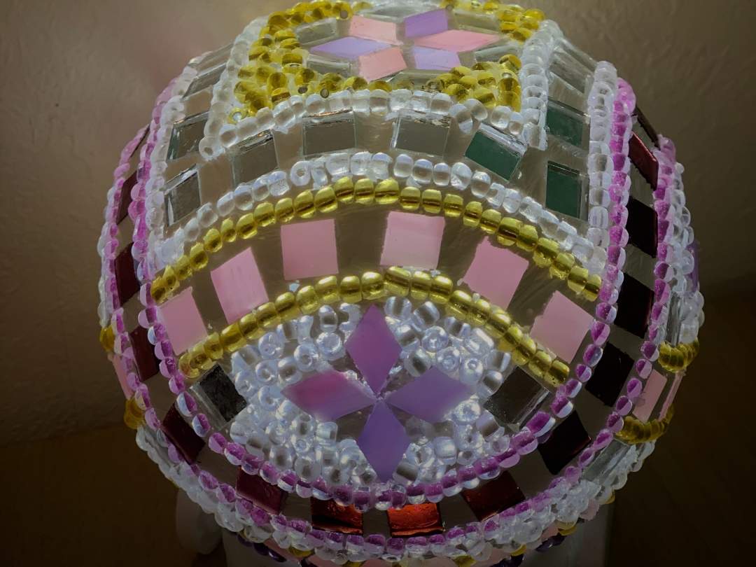 小さなLEDに被せるとコードレスランプに