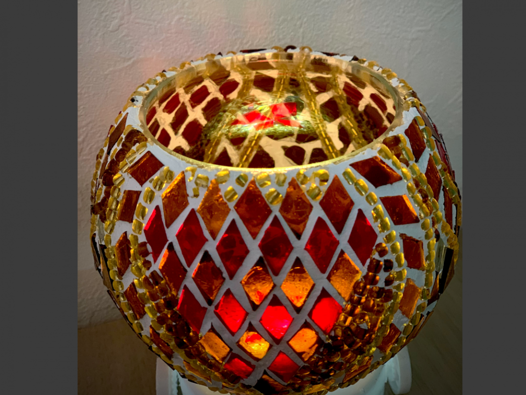 写真はLEDを使用
キャンドルを灯すともっと柔らかい灯りになります。
人気の真珠貝デザイン