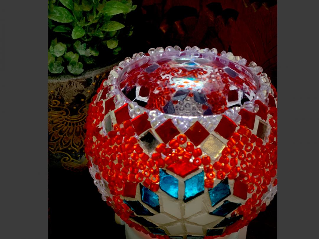 写真はLEDを使用
キャンドルを灯すともっと柔らかい灯りになります。
人気の真珠貝デザイン