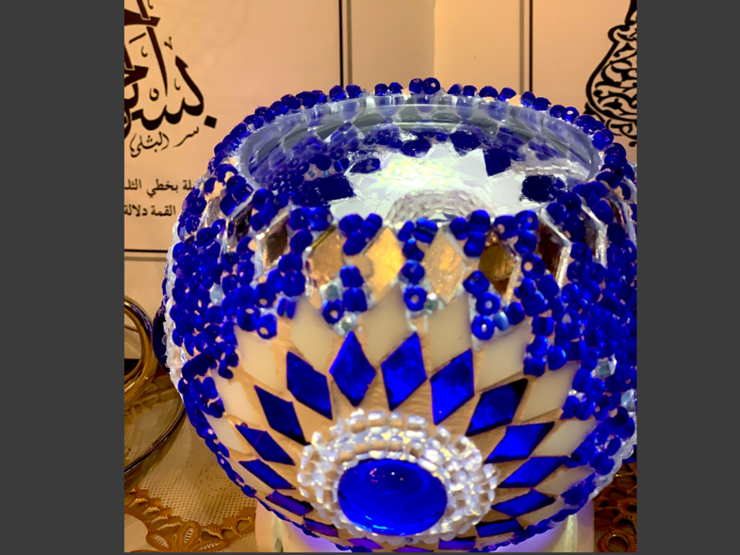 写真はLEDを使用
キャンドルを灯すともっと柔らかい灯りになります。
人気の真珠貝デザイン