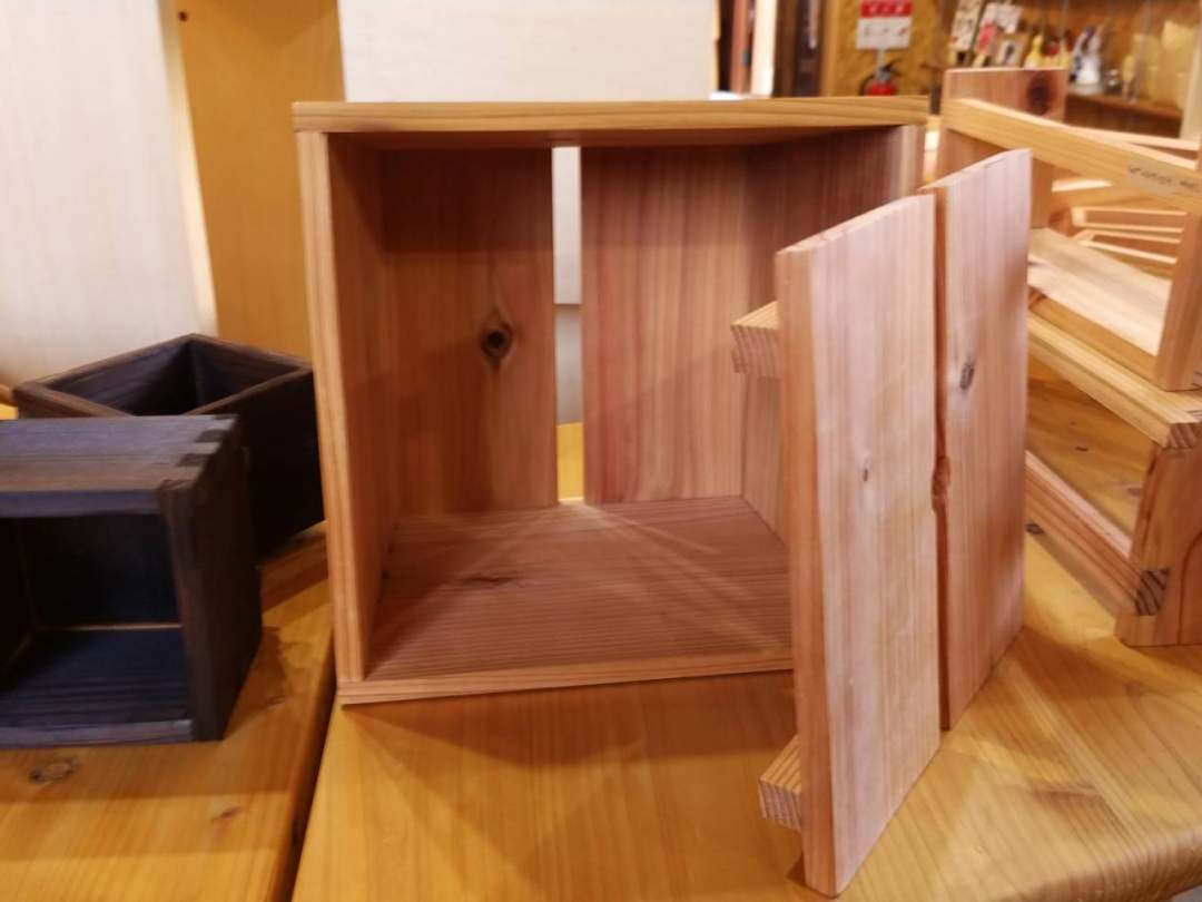 サイズを調整すれば、工具入れやティッシュ箱にも使えます。