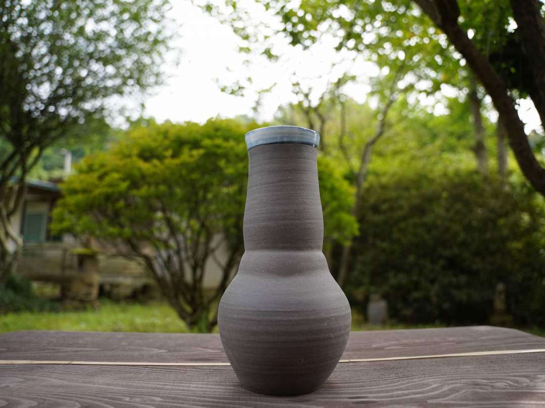 高さのある大きな黒い花瓶