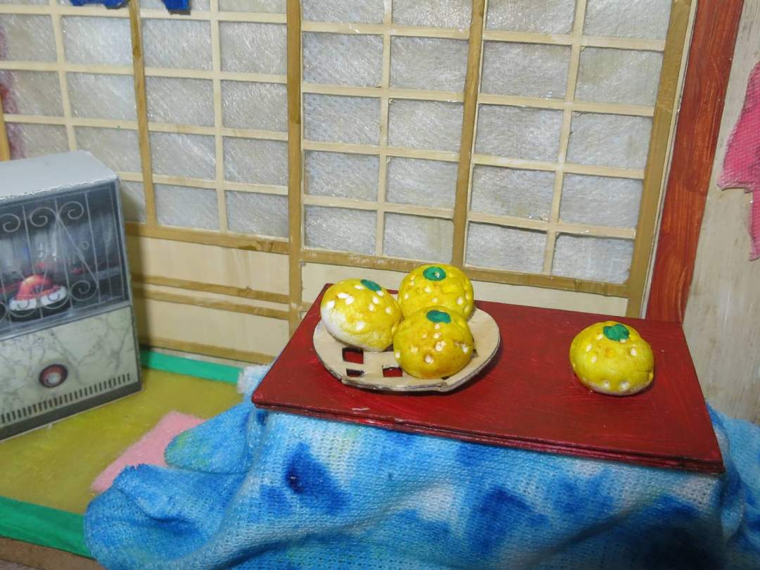 石油ストーブのそばでみかんを食べました