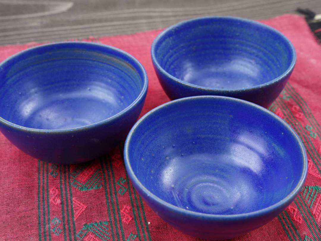 ご飯が綺麗に見える青のお茶碗