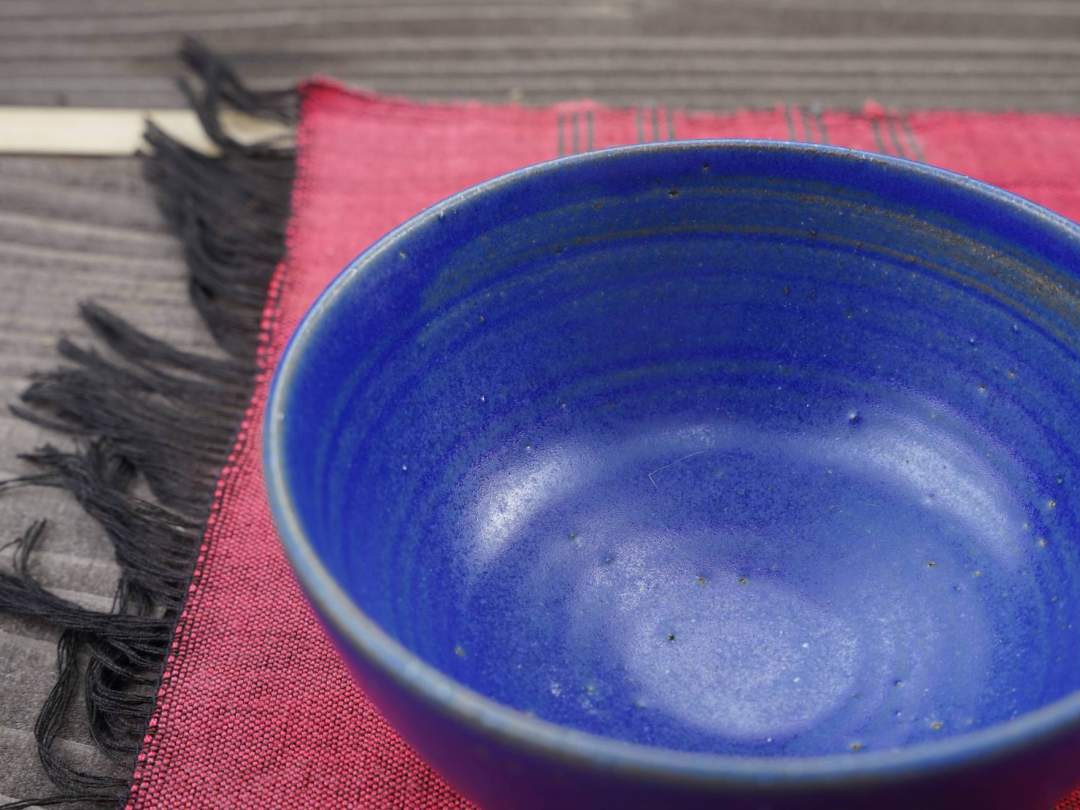 ご飯が綺麗に見える青のお茶碗