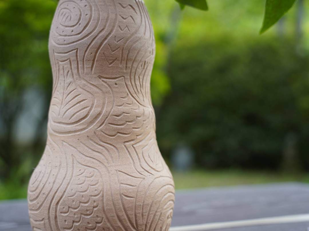 アジアンな削り模様が美しい大きな花瓶