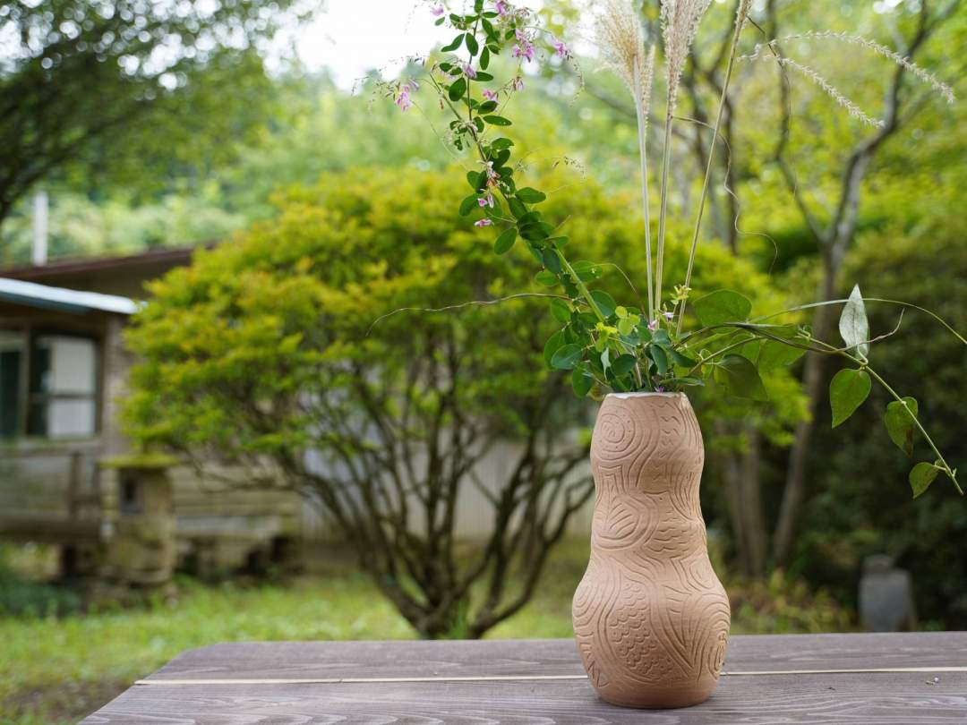 アジアンな削り模様が美しい大きな花瓶