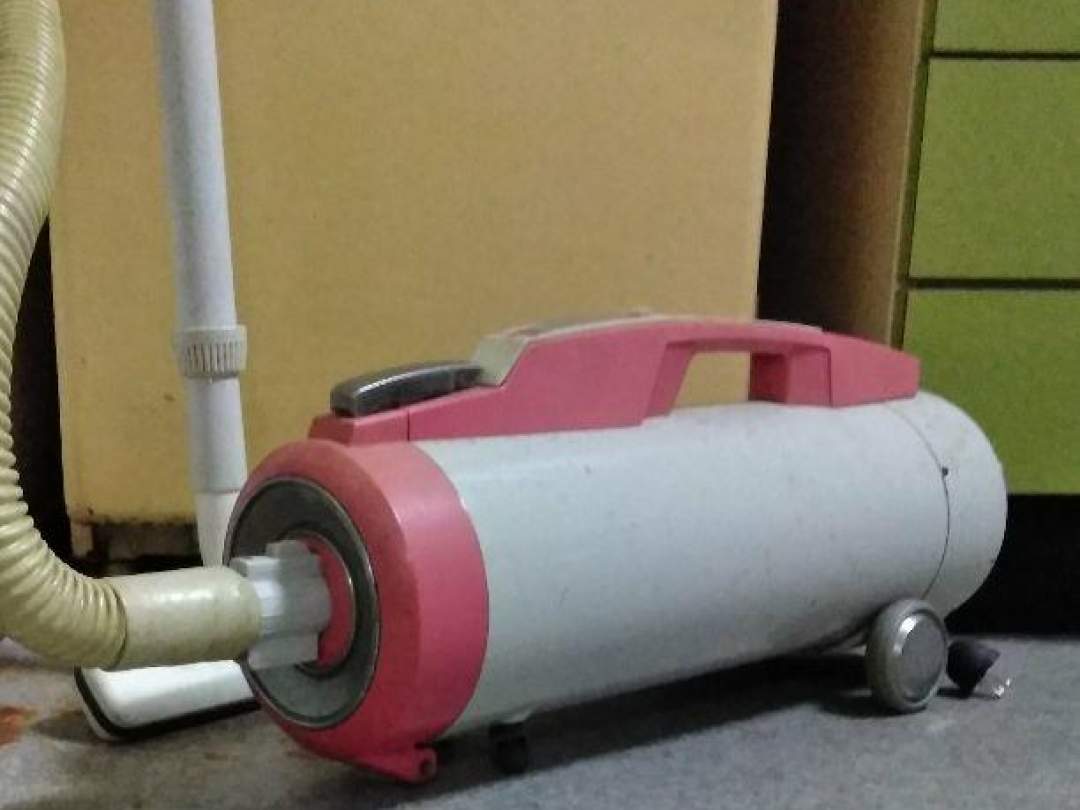 昭和の時代にはこんな掃除機を使っていました。